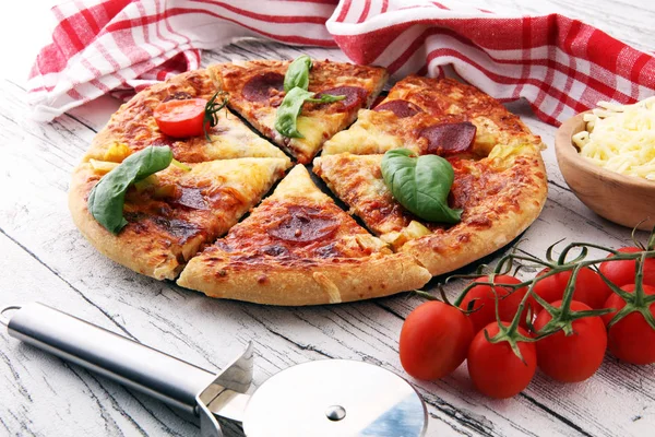 Гаряча Домашня Піца Пепероні Готовий до їжі з базиліком — стокове фото