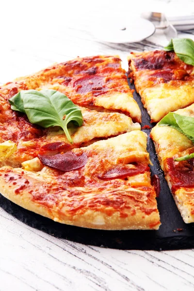 Pizza de pepperoni caseira quente pronta para comer com manjericão — Fotografia de Stock