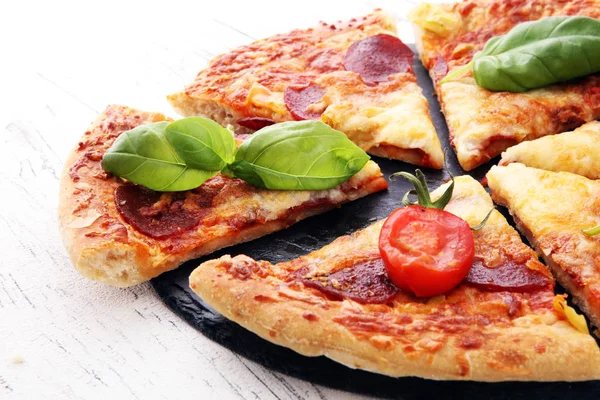 Scharfe hausgemachte Pizza mit Peperoni und Basilikum — Stockfoto