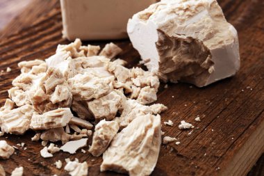 Ufalanmış Maya ve Maya kuru pişirme için blok