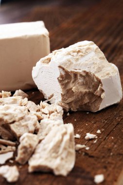 Ufalanmış Maya ve Maya kuru pişirme için blok