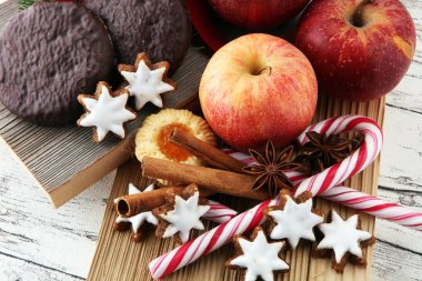 Noel kurabiyeleri, elma, zencefilli ve baharat beyaz backgr üzerinde