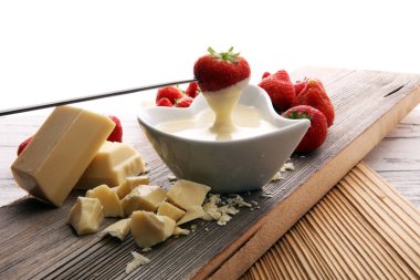 Taze çilek ve beyaz chocol ile eritilmiş çikolata fondü