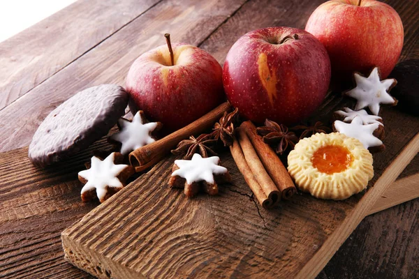 Ciasteczka świąteczne, jabłka, Piernik i przyprawy na brązowym tle — Zdjęcie stockowe