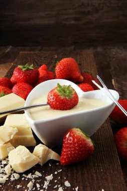 Taze çilek ve beyaz chocol ile eritilmiş çikolata fondü