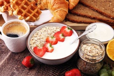 Odaya Servis Kahvaltı kahve ve gözleme, kahverengi ahşap b çilek ile