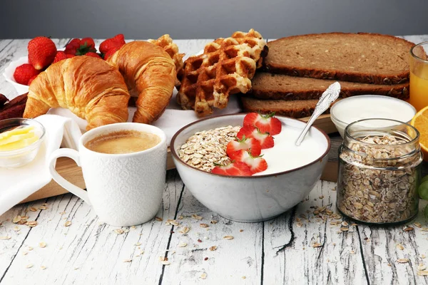 Ontbijt met koffie, sinaasappelsap, croissants, ontbijtgranen — Stockfoto