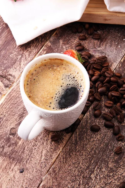 コーヒー、イチゴ、茶色の木製の背景に豆. — ストック写真