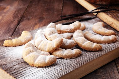 Vanille Kipferl çerezleri Noel kahverengi ahşap tablo