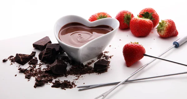 Choklad fondue smält med färska jordgubbar och mörka chocola — Stockfoto