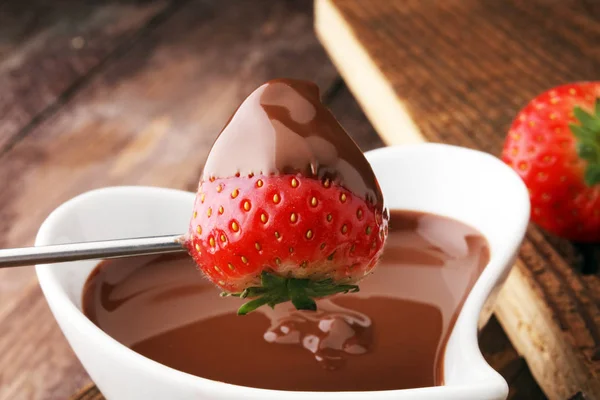 Fondue σοκολάτας λιωμένη με φρέσκες φράουλες και σκούρο σοκολά — Φωτογραφία Αρχείου