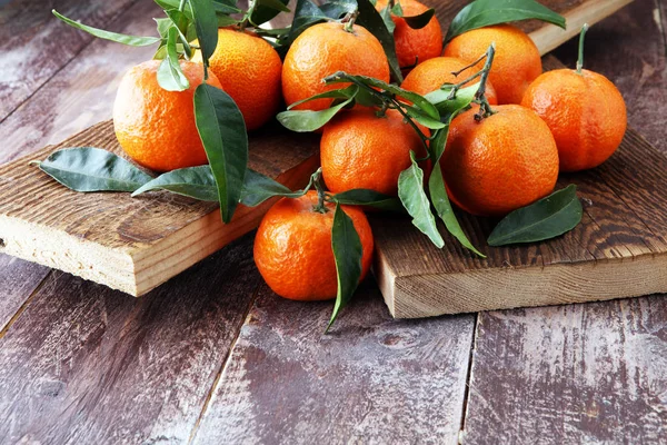 Frische reife Tangarinen, Nahrungsmittelnahaufnahme auf Holzgrund — Stockfoto