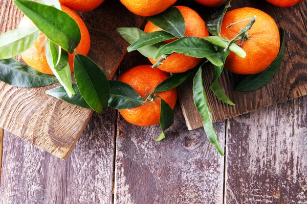 Frische reife Tangarinen, Nahrungsmittelnahaufnahme auf Holzgrund — Stockfoto