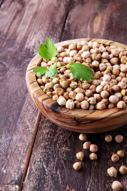 Çiğ nohut bir kupa. Nohut besleyici yiyecek var. Sağlıklı bir