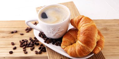 kahve ve kruvasan kahve çekirdekleri ile. Kahvaltı enerji kavramı