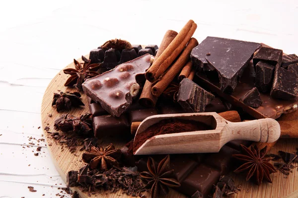 Czekoladowe koncepcja różne czekolady, proszek z przyprawami — Zdjęcie stockowe