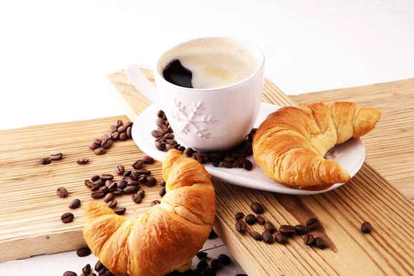 Kaffe och croissant med kaffebönor. frukost energikoncept — Stockfoto