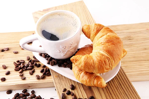Cafea și croissant cu boabe de cafea. conceptul de energie pentru micul dejun — Fotografie, imagine de stoc