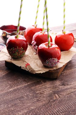 Şeker elma kırmızı buzlanma ile. Tatlılar cennet elması G piyasada