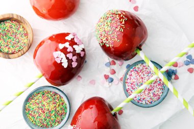 Şeker elma kırmızı buzlanma ile. Tatlılar cennet elması Pazar yılında