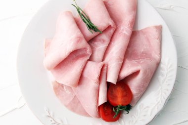 Jambon beyaz zemin üzerine dilimlenmiş. Taze prosciutto. Domuz jambon dilim