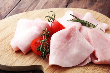 Ham ahşap arka plan üzerine dilimlenmiş. Taze prosciutto. Domuz jambon dilim