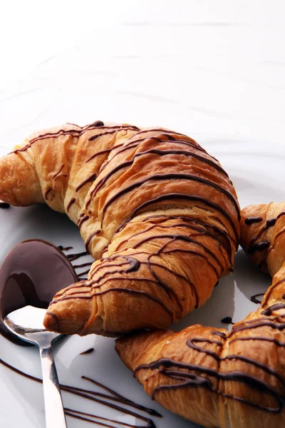 Färsk hemmagjord croissanter med choklad. Bakverk söta koncept — Stockfoto