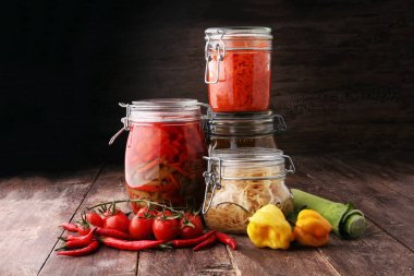 Kavanoz turşu sebze çeşitli ile. Korunmuş gıda