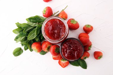 Kahvaltı ve çilek taze çilek reçeli.