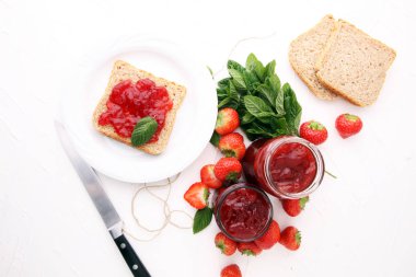 Tost veya ekmek kahvaltı için taze frambuaz reçeli