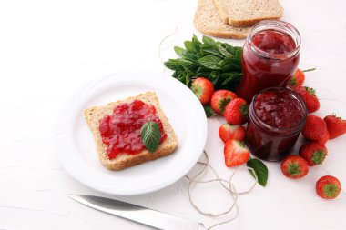 Tost veya ekmek kahvaltı için taze frambuaz reçeli