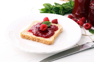 Tost veya ekmek kahvaltı için taze frambuaz reçeli