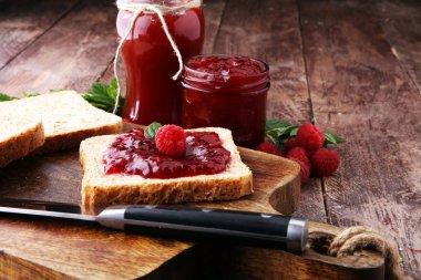 Tost veya ekmek kahvaltı için taze frambuaz reçeli