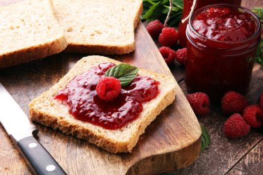 Tost veya ekmek kahvaltı için taze frambuaz reçeli