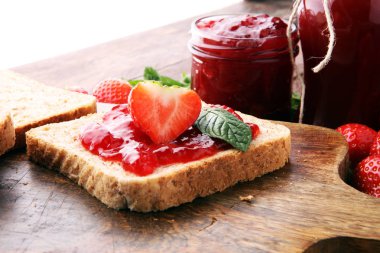 Tost veya ekmek kahvaltı için taze çilek reçeli