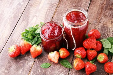 Kahvaltı ve çilek taze çilek reçeli.