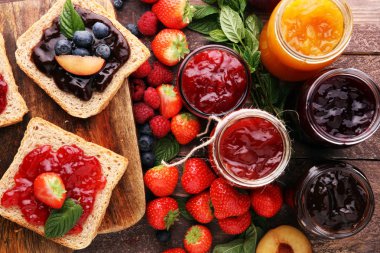Erik, çilek reçeli ve ahşap üzerine taze meyve ile sandviç 