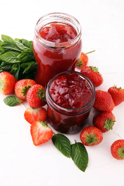 아침 식사 및 딸기에 대 한 신선한 딸기 잼. — 스톡 사진