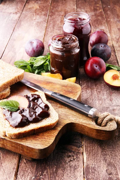 Fresh plum jam with toast or bread for breakfast — Stock Photo, Image