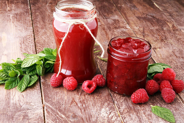 Свежий малиновый джем на завтрак и малина
.