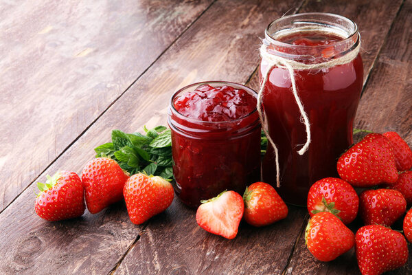 Свежий клубничный джем на завтрак и клубнику
.