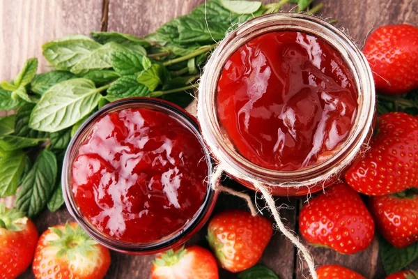 Kahvaltı ve çilek taze çilek reçeli.