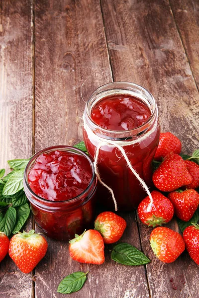 Frische Erdbeermarmelade zum Frühstück und Erdbeeren. — Stockfoto