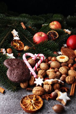 Dekorasyon Noel kurabiyeleri ile. Tipik tarçınlı yıldız f ile