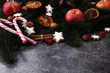 Dekorasyon Noel kurabiyeleri ile. Tipik tarçınlı yıldız f ile