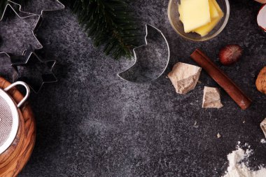 Ahşap zemin üzerine ev yapımı hamur işleri için malzemeler pişirme