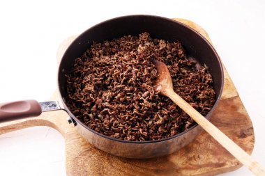 bir tavada kavrulmuş kıyma ve domuz eti