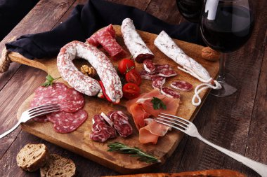 Jambon, salam, sosis, şarap, br ile ahşap kesme tahtası