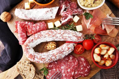 İtalyan antipasti şarap aperatifler çeşitli kümesi. Peynir, Mediterranean