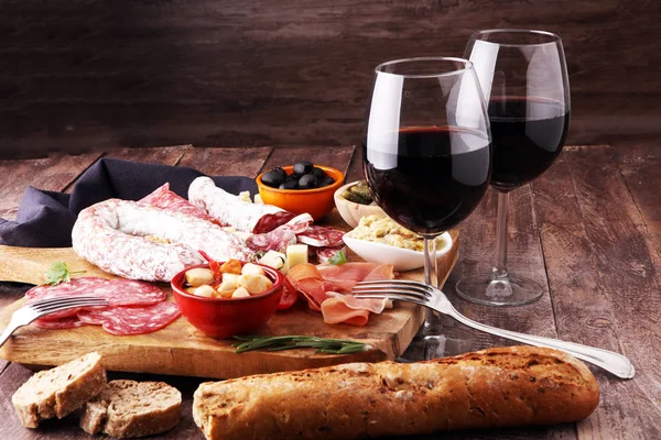 Conjunto de variedad de aperitivos de vino antipasti italiano. Queso, Mediterráneo —  Fotos de Stock